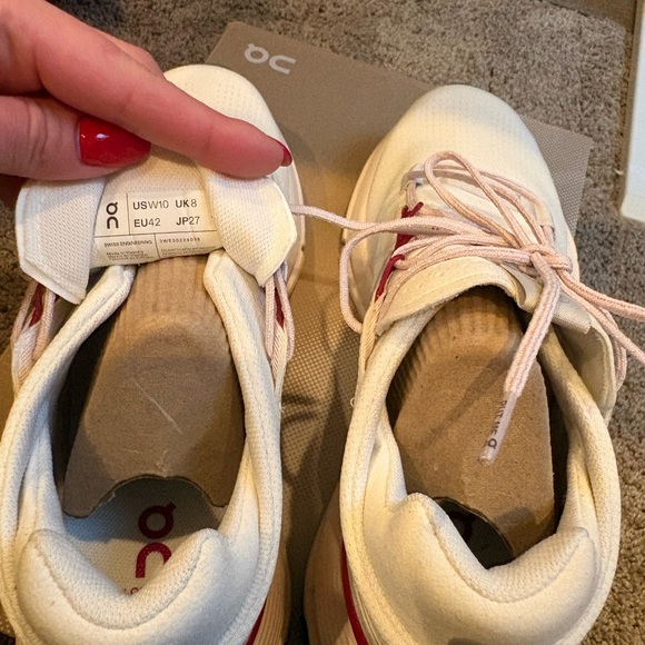 CloudNova 2 On Cloud Gym Shoe size 10 ivory/grenadine - Picture 5 of 6